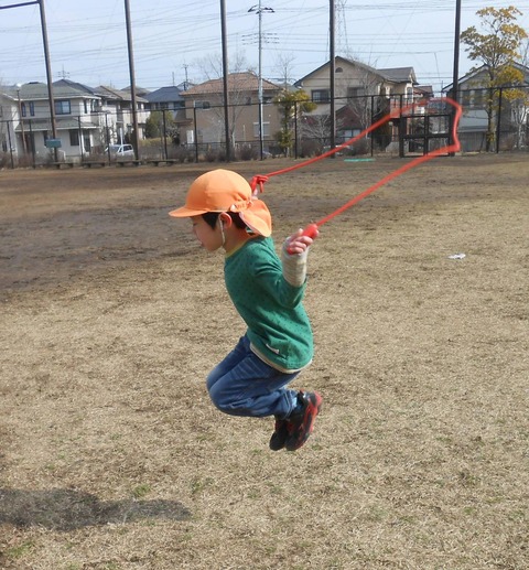 縄跳びを高く飛ぶ