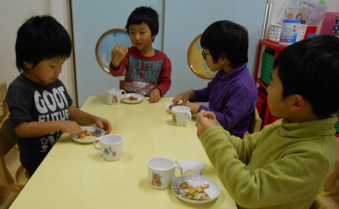 幼児クッキーを食べる2