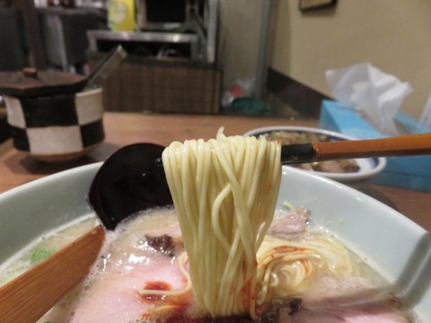 魚露温麺 凪　麺上げ