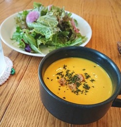 かぼちゃの冷製スープとサラダ