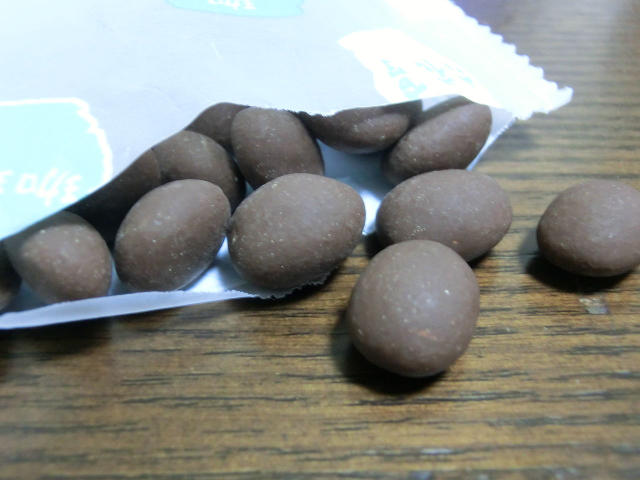 おみやげ 珈琲ビーンズ 六花亭 北海道 メロン味ってメロンの味じゃない おみやげ 珈琲ビーンズ 六花亭 北海道 メロン味ってメロンの味じゃない