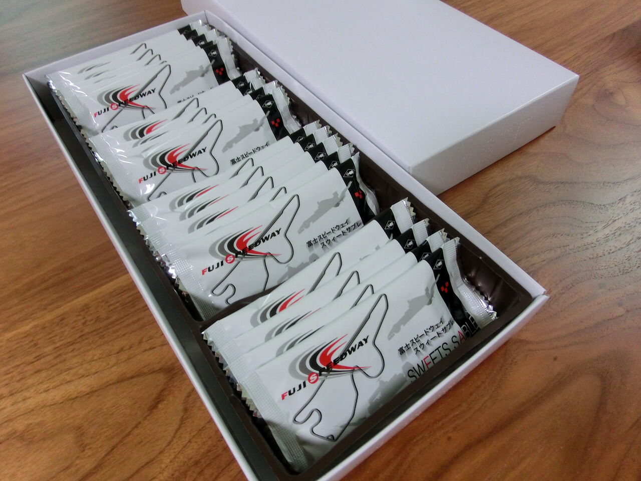 おみやげ 富士スピードウェイサブレ 静岡 メロン味ってメロンの味じゃない おみやげ 富士スピードウェイサブレ 静岡 メロン味ってメロンの味じゃない