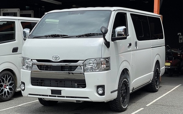【速報】僕ハイエース乗り、パチ屋の駐車場にいるけど隣に停めたら40代夫婦がぶち切れてきた