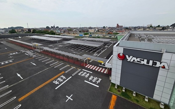 やすだ前橋店の駐車場に業界最大規模のソーラーカーポートが登場！