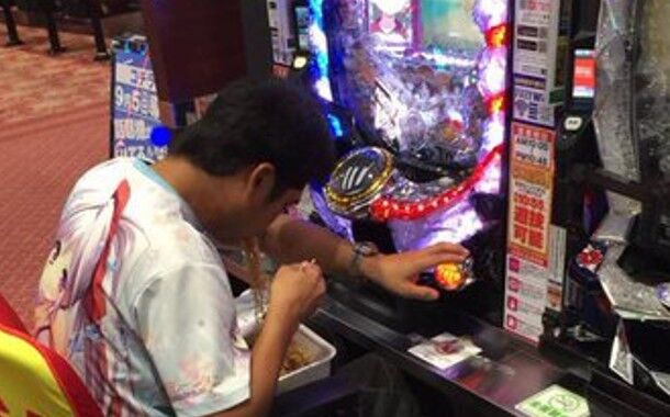 萌え系パチンコ打ってるくせに周りの目を気にして恥ずかしいカスタムを選べないやつww