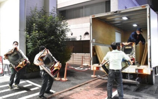 パチンコ台の実機（推定50キロ）を2階から1階に運んだら腰を痛めた