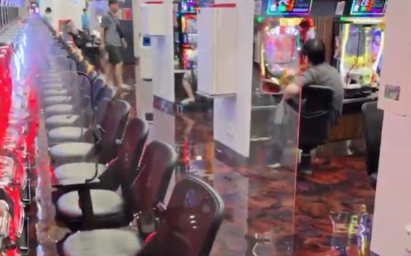 【動画】パチンカスさん、大雨で店内が浸水しても気にせずパチンコを続行