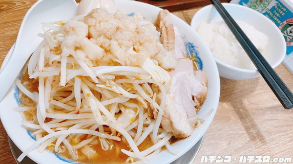 【画像あり】なぁお前ら！ハイビスカス光らせて二郎系食いに行こうぜ！！！