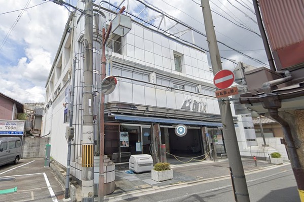 【画像あり】なかなかインパクトがあるパチ屋の居抜きの賃貸アパートが発見されるｗｗｗｗ
