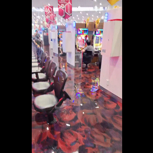 【悲報】大雨で店内が水浸しになっているのに微動だにせず打ち続けるパチンカーの動画が話題に