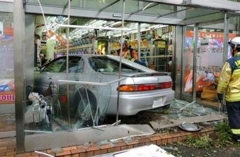 【画像あり】マイホに車が突っ込んでたｗｗｗｗｗｗｗ