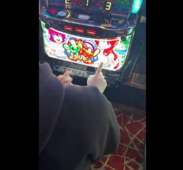 【動画あり】専業特有の気持ち悪いスロットの打ち方ｗｗｗｗｗｗｗｗ