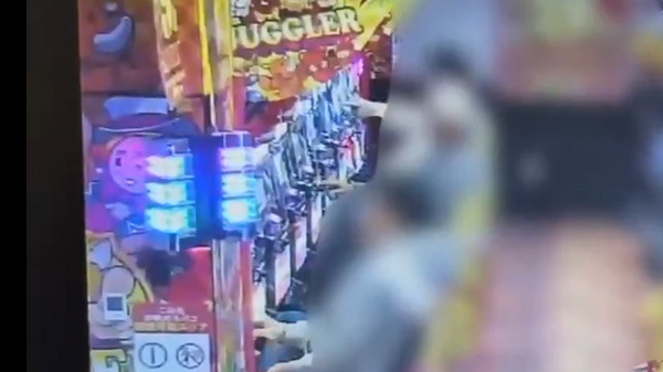 【負けた腹いせ？】ジャグラーのメダル投入口にジュースを流し込むスロカスの監視カメラ映像が公開される…被害届も受理されて負け額大量上乗せ確定へ