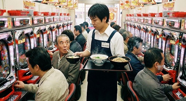 死んだ親父はパチンコ屋にうどんの出前呼んでた←マジ？