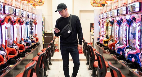 前掛けカバン装備してるスロカスってキモいよな。犬のクソ入れみたいな小さい手提げカバン持ってるやつはもっとキモい