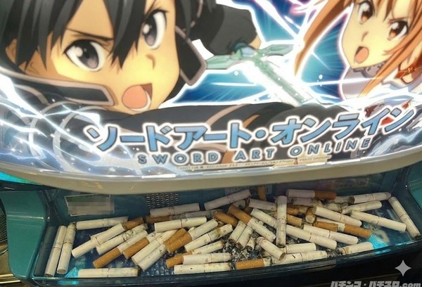 【画像あり】タバコの吸殻を台の周りに捨ててくやつってクソだよな。お前がちゅぱちゅぱ咥えた吸い殻なんか誰も触りたくないぞ