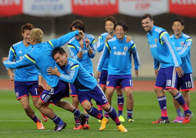 【画像】笑顔で本田にタックルする長友www SAMURAI Footballers【サッカーまとめ】