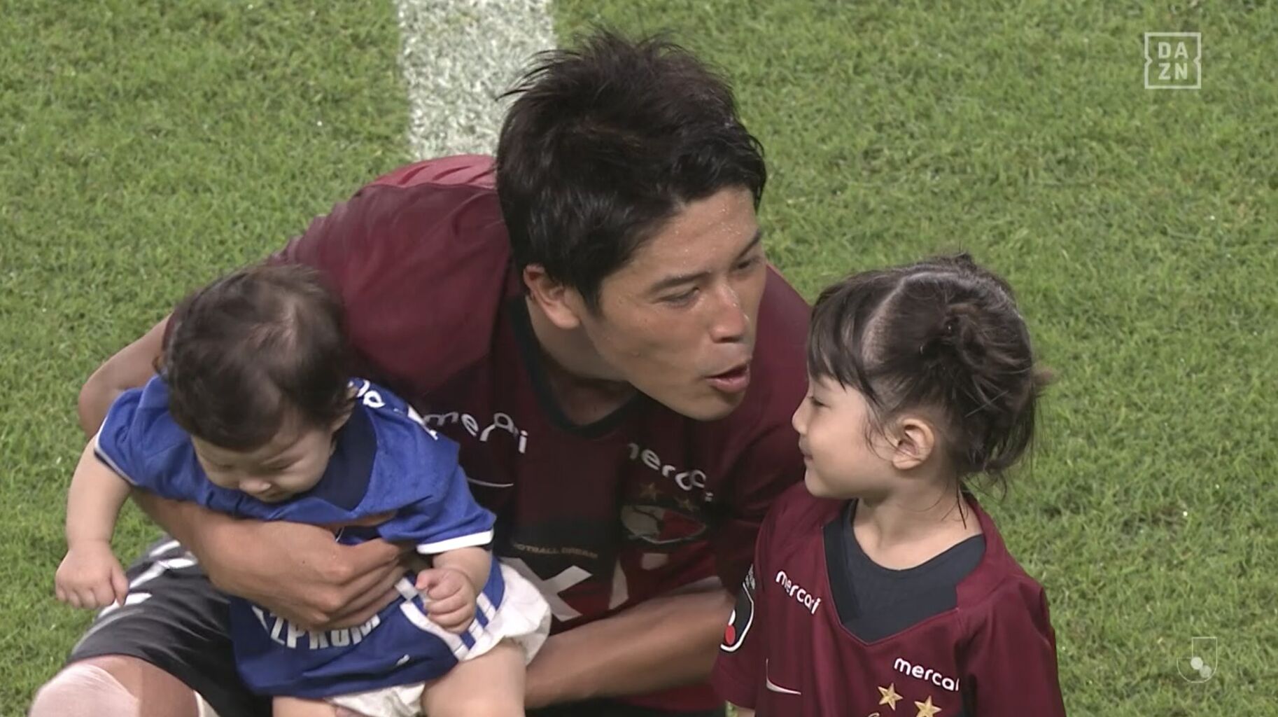 画像 引退セレモニーに登場した内田篤人の娘さんが可愛過ぎると話題に W Samurai Footballers サッカーまとめ