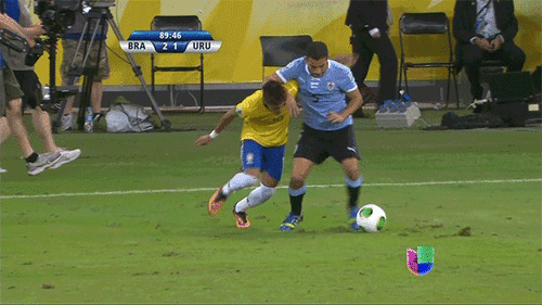 Gif サッカーで相手の顔から首にかけて肘で削る悪質なファール Loquy Football フットボール情報サイト Gif サッカーで相手の顔から首にかけて肘で削る悪質なファール Loquy Football フットボール情報サイト