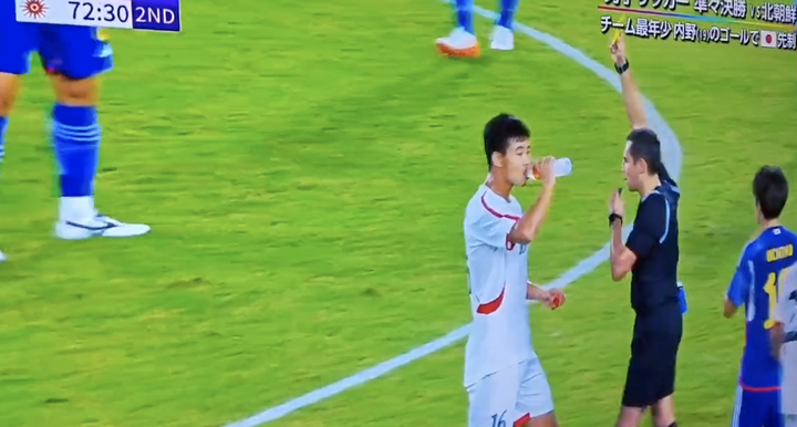 【動画】北朝鮮の選手、試合中に日本の水を奪って殴りかかってイエローをもらう…