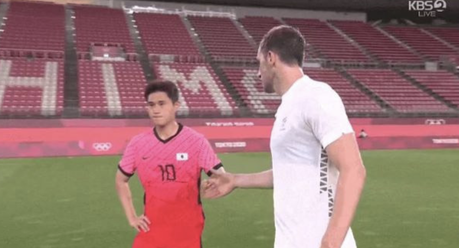 Gif 韓国代表さん 握手拒否 試合にも負けてマナーも最悪www 2chフットボールまとめアンテナ Gif 韓国代表さん 握手拒否 試合にも負けてマナーも最悪www 2chフットボールまとめアンテナ