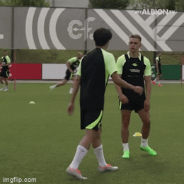 【GIF】三笘薫という他の選手と不仲になることもなさそうな選手www