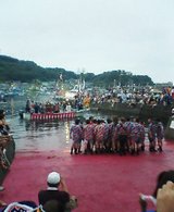 神輿を海からあげる.jpg