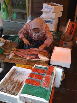 輪島朝市_鰤をさばく