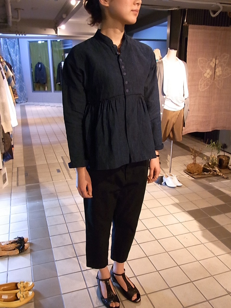 ARTS&SCIENCE 藍泥染ギャザーシャツ 2 アーツ＆サイエンス 麻 ARTS&SCIENCE 藍泥染ギャザーシャツ 2 アーツ＆サイエンス 麻