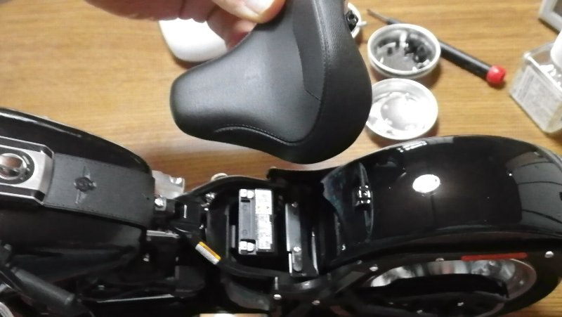 ハーレーダビッドソンの純正シート取り付け : ハーレーダビッドソンは