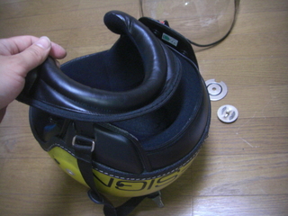 モモデザインヘルメットの首もと脱着