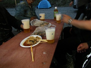 ハーレーの宴会と泡の多い生ビール