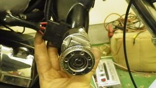 ハーレーダイナのキーシリンダー取り出し