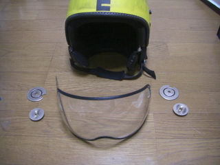 モモデザインヘルメットのシールド