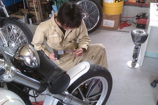 ハーレーのブレーキパッド交換作業