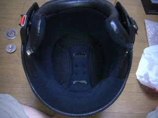モモデザインヘルメットの内装