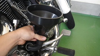 ハーレーダビッドソンのエンジンオイル中入方法