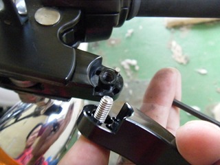 ハーレーのクラッチレバーアジャスト機構