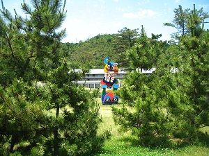 松の木の間からのぞいちゃうわよ