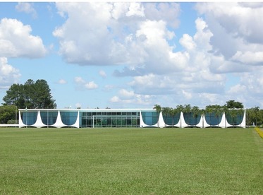 1024px-Palacio_da_Alvorada_Exterior