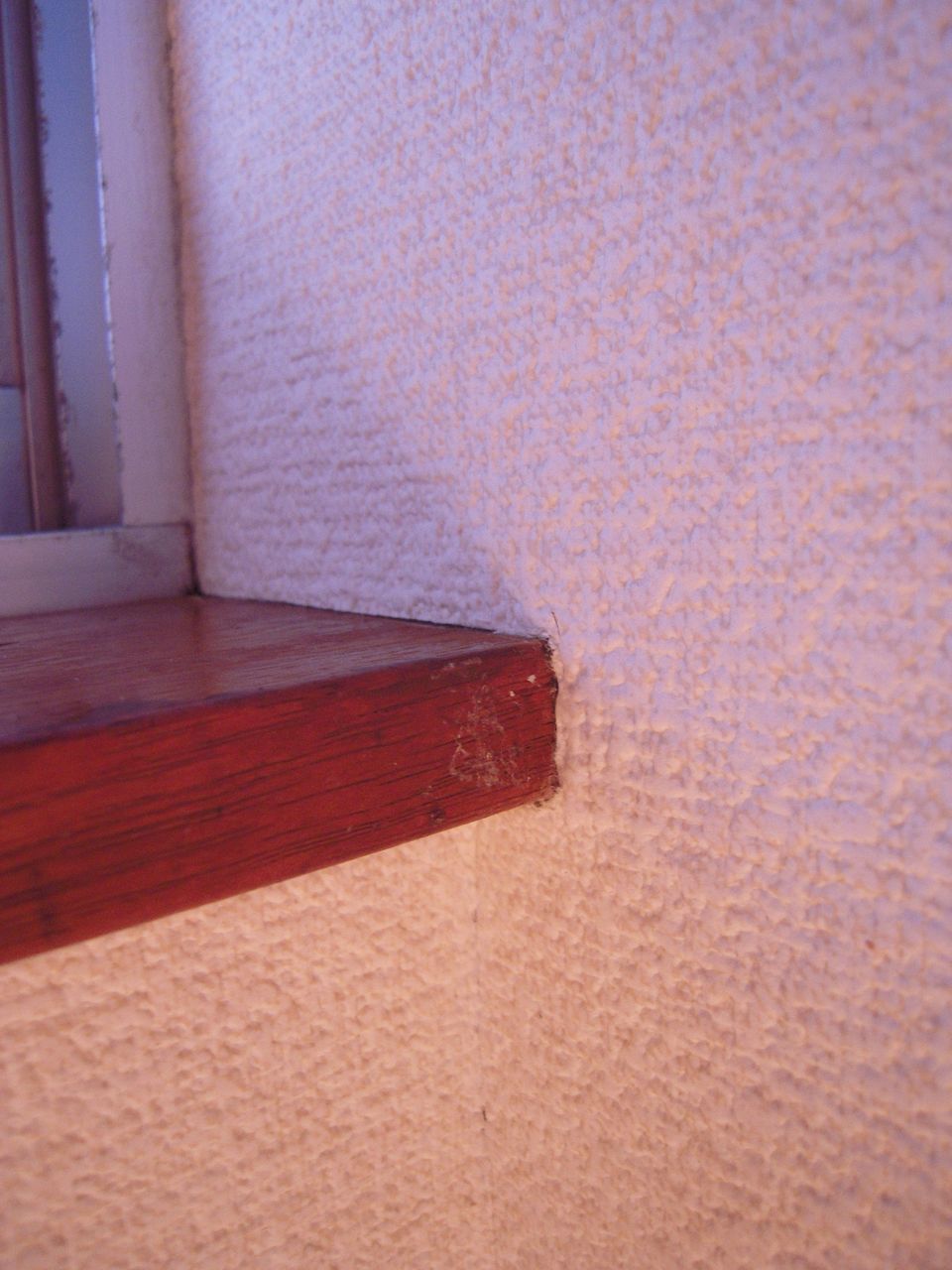 トイレの壁紙貼り カット定規とカッターの協同作業 いえけあれぽーと ｄｉｙでプチリフォーム