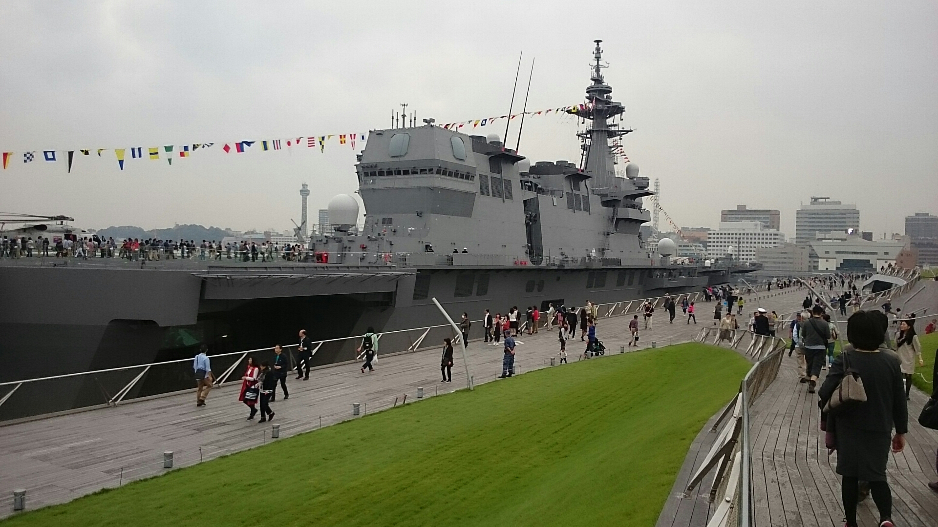 観艦式 海上自衛隊 護衛艦 いずも 一般公開 １０月１０日 横浜大桟橋 ぱんこの撮影日記 分館