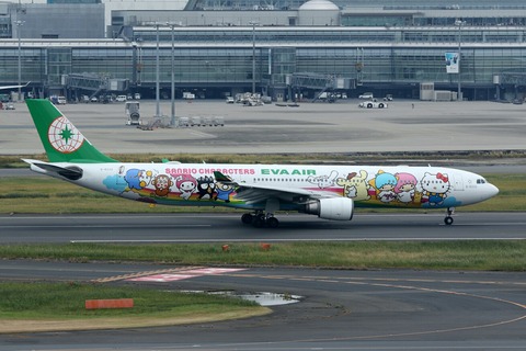 B-16332 A330-300 EVA Sanrio Characters Dream Jet RJTT