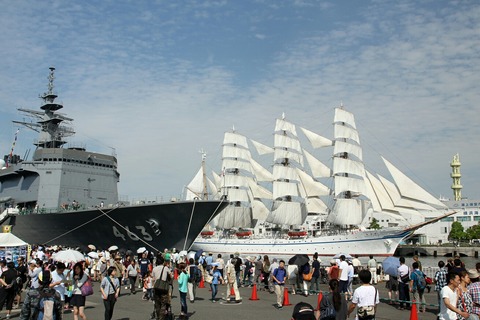 掃海母艦うらが & 帆船日本丸 総帆展帆 第34回 横浜開港祭 新港埠頭