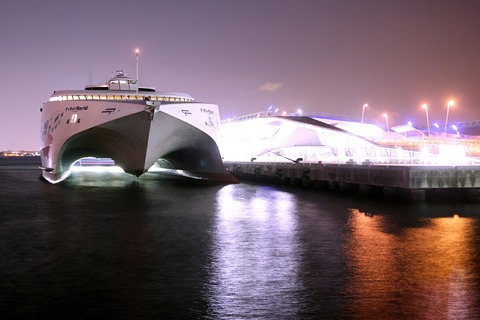 夜景 高速マリン・トランスポート ナッチャンWORLD 横浜大桟橋