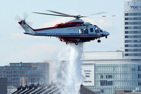 JA131Y AW139 横浜消防出初式 一斉放水