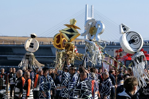 横浜消防出初式 古式消防演技 木遣り 纏振込み