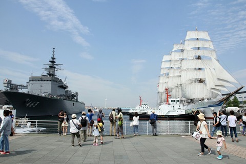 掃海母艦うらが & 帆船日本丸 総帆展帆 第34回 横浜開港祭 新港埠頭