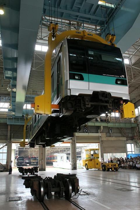 車体上げ下ろし実演 JR東日本東京総合車両センター 夏休みフェア2017