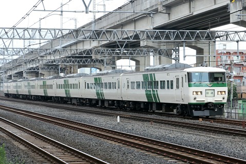 JR東日本 185系電車 リバイバルストライプ塗装 東十条